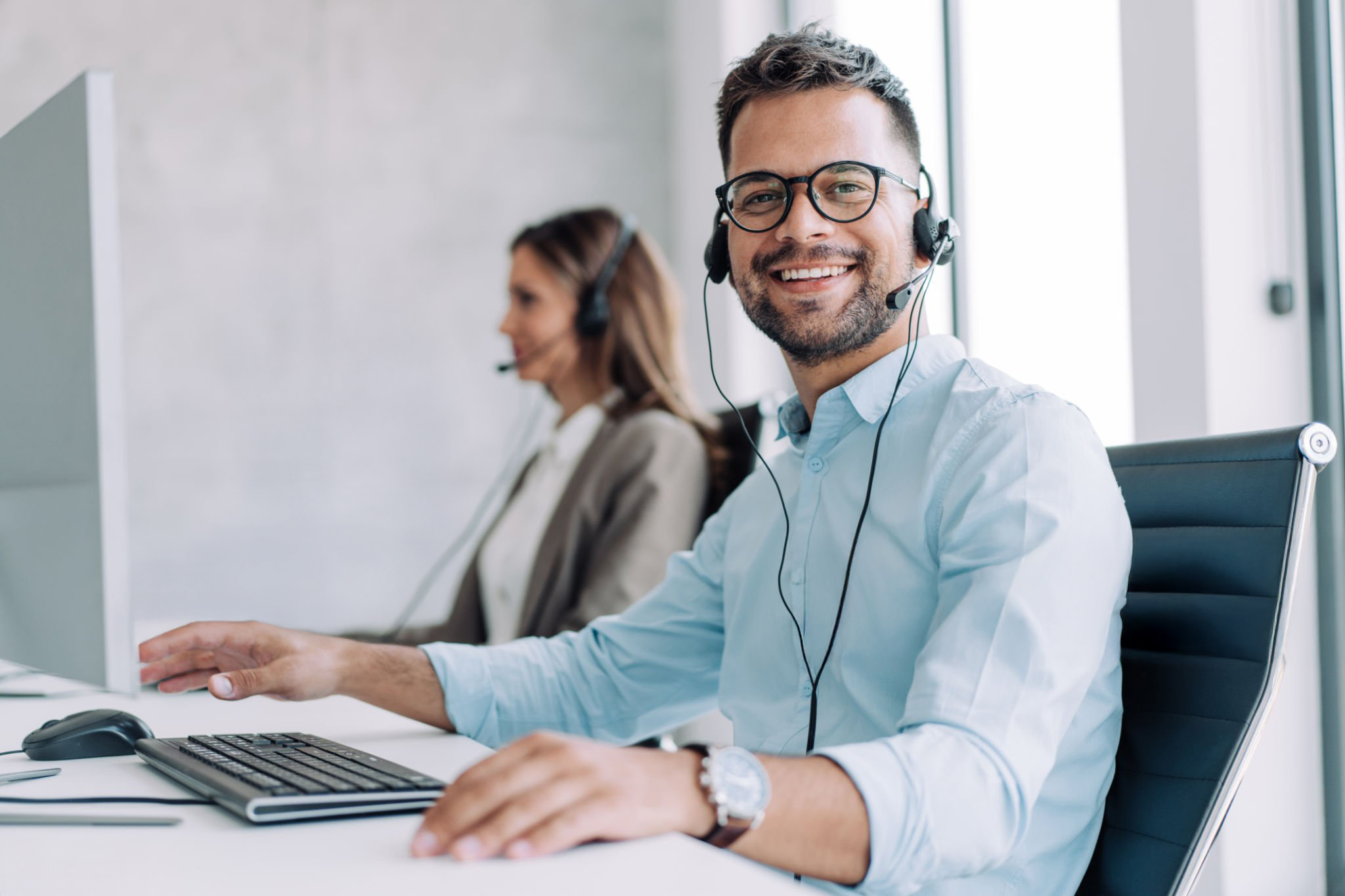 Equipo de GOUT trabajando en operaciones de atención y ventas
